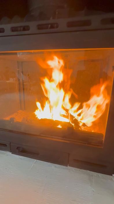 Utforska lösningar för att hantera för högt drag i skorstenen med en Kawmet W13A 11,5 kW insats. Diskutera användning av rökgasfläkt, regnhuva med gnistgaller och andra alternativ för att begränsa draget effektivt.