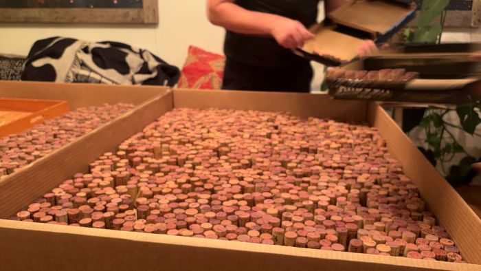 Upptäck hur man organiserar rödvinskorkar för kreativa inredningsprojekt. Från samling till sortering, lär dig olika tekniker för att skapa färggraderingar och effekter. Perfekt aktivitet för vinälskare som vill förädla sitt hem med unika detaljer.