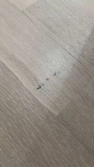 Se video av parkettgolv från Bjelin med märken vid kvistarna. Är dessa hål normala eller en anledning till oro? Dela dina erfarenheter och få svar på forumet om detta påverkar golvets kvalitet.