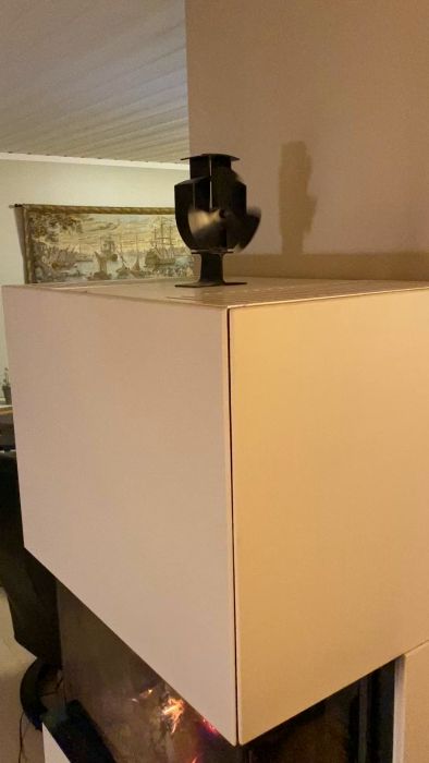 Upptäck hur en fläkt från Clas Ohlson fungerar genom att använda värmen från en eldstad. Se hur den påverkar hemmaklimatet, även om den ofta plockas bort av familjemedlemmar. En liten men effektiv pryl för hemmet.