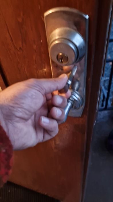 Upptäck varför dörrlåset inte öppnas från utsidan trots låsning inifrån och hur den svarta knappen påverkar mekanismen. Få tips för att lösa detta vanliga låsproblem.