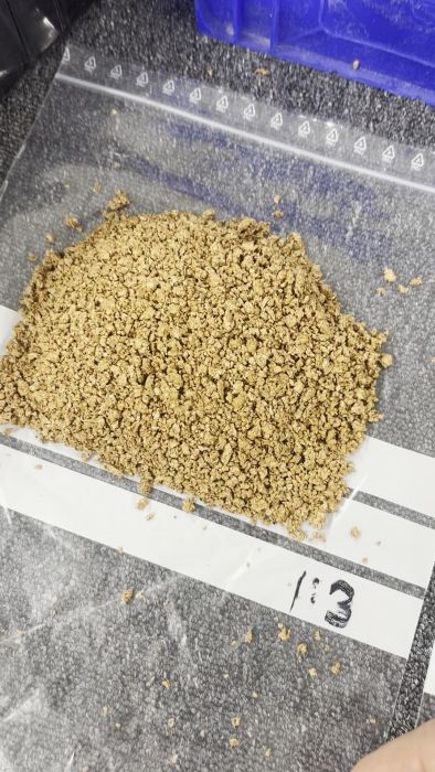 Se processen att skapa och applicera korkkomposit av mald kork och silikon för att jämna ut väggar i en husvagn. Filmen visar hur materialet bereds och appliceras för att förbättra ytan och isoleringen på ett innovativt sätt.