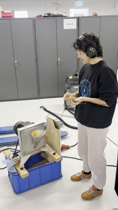 Upptäck processen där kork mals ner för att användas som spackel i ett renoveringsprojekt. Genom att kombinera mald kork med silikon skapas ett jämnt och isolerande lager för väggarna i en husvagn. Se hur en hammarkvarn används för att hantera stora mängder kork.