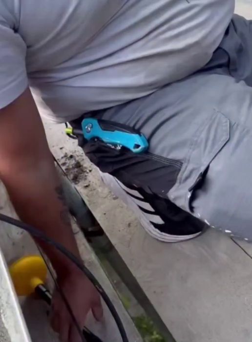 Upptäck det humoristiska ögonblicket då en byggarbetare får ett ovanligt möte med en sugpropp på pannan. Perfekt exempel på att bygga med ett leende och humor i vardagen.