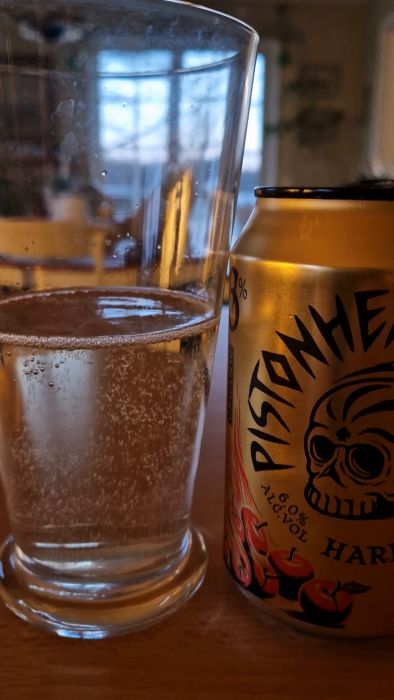En skeptisk ciderköpare blev positivt överraskad av denna icke-söta äppelcider. Perfekt för en trevlig fredag och helg. Se videon för en förstahandsrecension av ett oväntat fynd inom cidersortimentet.