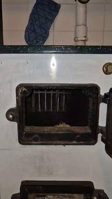 Videon visar insidan av en ugnslucka där det endast finns ett tomt hål bakom den översta luckan. Konstruktionen avviker från standard och ställer frågan om det kan vara en alternativ design eller en utländsk version.