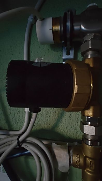 Utforska ett potentiellt problem med en cirkulationspump som orsakar ljud och kan behöva bytas ut. Videon diskuterar om vattnet flödar medurs och problemen som uppstår vid full fart på pumpen.