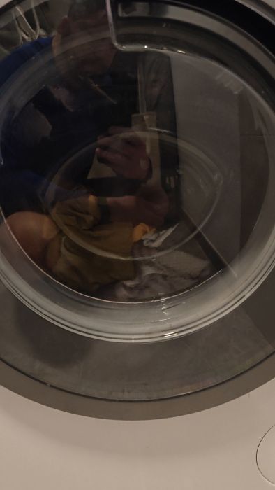 Upptäck vad som kan orsaka att din Bosch Serie 8 tvättmaskin skramlar mitt i programmet. Se videoexemplet från en användare som hörde ovanliga ljud från sin tvättmaskin och få tips på möjliga lösningar.