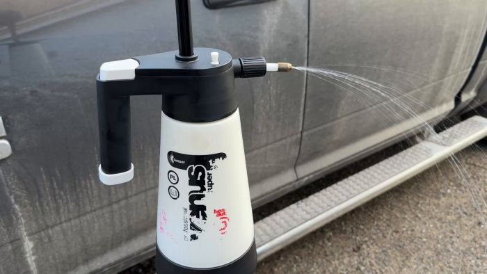 Se hur jag gör i ordning bilen för vinterväder med en behandling som skyddar ytan. Perfekt timing med höstens svarta rabatter, även om metoden inte uppskattades av alla!