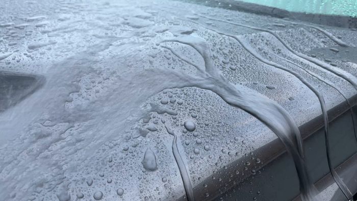 Se hur bilen blir redo för vintern med rätt behandling. Trots viss tveksamhet från bilvaxet, är fordonet nu skyddat och glänsande efter en ordentlig tvätt och vinterbehandling. Ta hand om din bil inför den kalla säsongen.