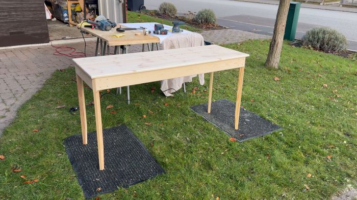 I denna video visar jag mitt senaste finsnickeriprojekt: ett handbyggt skrivbord. Följ med i processen och se hur jag har byggt detta från grunden. Fler bilder och uppdateringar kommer snart i min finsnickeritråd.