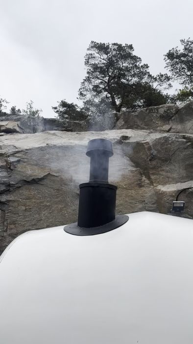 Se vår första eldning i kaminen under vårt projekt med att bygga en korkvägg. Vi tänder småpinnar för att hålla värmen medan vi limmar och designar mönster med korkar, allt under noggrann temperaturövervakning för säkerhet.