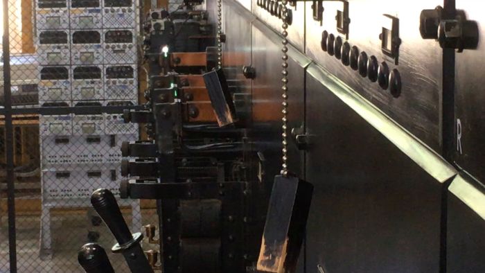 Film från Alexanderssondagen den 1 juli 2018 vid Grimeton. Här används en VLF-sändare på 17,2 kHz och 200 kW för kommunikation med omvärlden. Upplev denna årliga händelse och se hur tekniken används i praktiken.