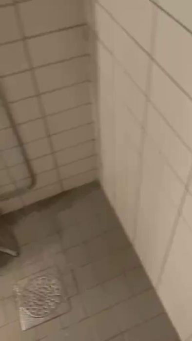 Lyssna på det klickande ljudet som uppstår när duschen eller toaletten används. Vi behöver hjälp med att identifiera orsaken till ljudet och hur det kan åtgärdas.