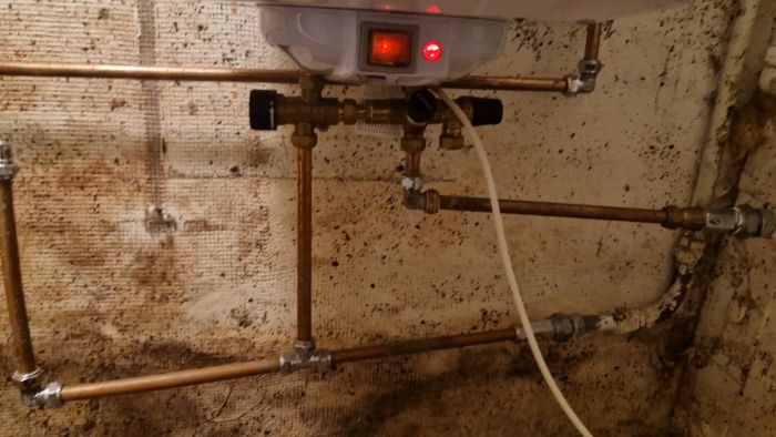 Videon visar en rörinstallation där det uppstår läckage underifrån. Det diskuteras om problemet syns tydligt i filmen eller om det är svårare att upptäcka visuellt. Se filmen för att undersöka rörets tillstånd och identifiera läckan.