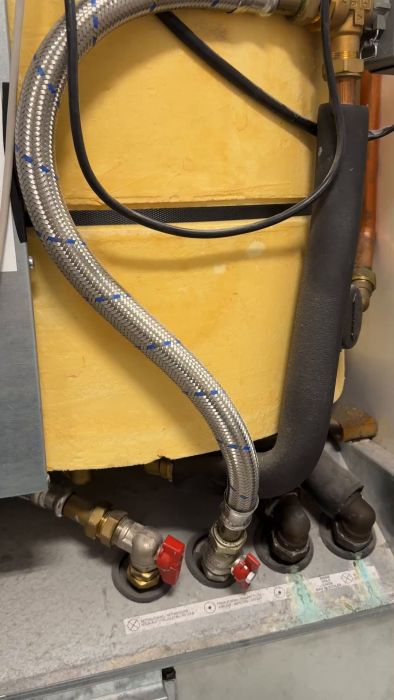 Videon visar porlande ljud från CTC Ecoheat 408 som inte ger tillräcklig värme. Shuntmotor och shuntventil har kontrollerats utan förbättring. Temperaturen når inte börvärden och elpatronen startar ovanligt ofta. Behöver hjälp med att lösa problemet.