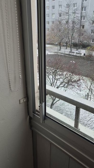 Följ en stegvis guide för att montera ASSA 184 spärranordning på en inglasad balkong. Inlägget beskriver hur man borrar i aluminium och använder träskruv TKFX SPAX 3,5x40. Se video för tips om placering och borrning för bästa resultat.