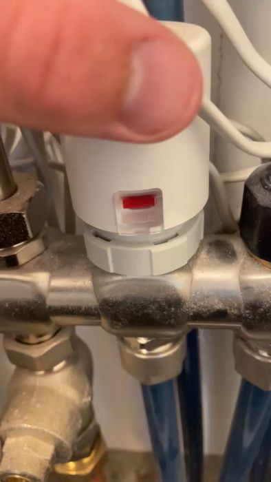 Upptäck hur du justerar golvvärmen i ett arbetsrum med en Nibe F750 från 2012. Se vad som händer när värmen vrids ner och hur ljudet påverkas. Perfekt för dig som vill behålla värmen utan ljudstörningar.