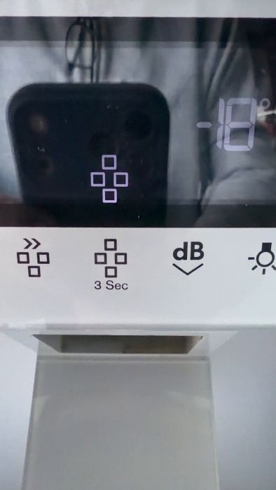 Trots flera reparationer fungerar ismaskinen fortfarande inte. Serviceteknikern bytte både magnetventilen och elektroniska kort, men problemen kvarstår med blinkande skärm och ingen funktionalitet.