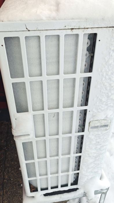 En guide för att åtgärda skramlande sidoplåt. Filmen visar hur lätt tryck kan stoppa ljudet och diskuterar möjligheten att placera en kloss mellan de inre och yttre plåtarna för att minska vibrationerna.