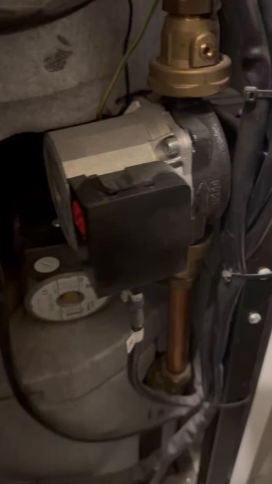 Har du problem med missljud från din värmepump? Se denna video där användaren beskriver ett oljud och undrar om byte av cirkulationspump är nödvändigt. Få tips och råd från andra med liknande erfarenheter.