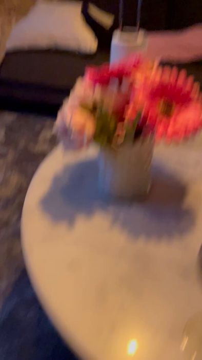 Se hur billiga lampor reagerar på handrörelse i denna video. Pekande underifrån gör att lampan tänds. Är det kapacitiv teknik eller något annat som ligger bakom? Ett intressant fenomen att utforska för DIY-entusiaster.