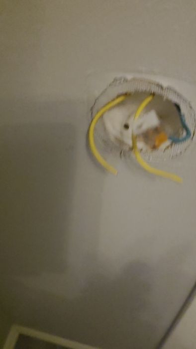 En användare visar hur de försöker lösa ett problem med sin utebelysning. Trots att de renoverat och planerat att byta uttag kvarstår problemet. Filmen visar kopplingarna och tester med en spänningsdetektor. Två olika tändningar nämns. Tips och råd efterfrågas.