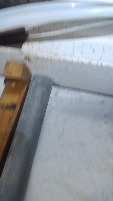 Golvvärmesystemet på övervåningen fungerar inte som det ska. Trots att pumpen maxas och andra slingor stängs, blir den nya slingan inte varm. Kan det bero på luft i systemet, eller räcker inte pumpen till? Se filmen för mer detaljer.