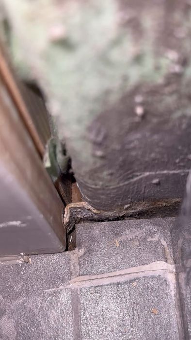 Upptäck en vattenläcka bakom trälisten där vatten sipprar ut. Videon visar hur problemet identifieras och ger en inblick i möjliga åtgärder för att förhindra ytterligare skador. Perfekt för husägare som vill förebygga eller åtgärda vattenskador.