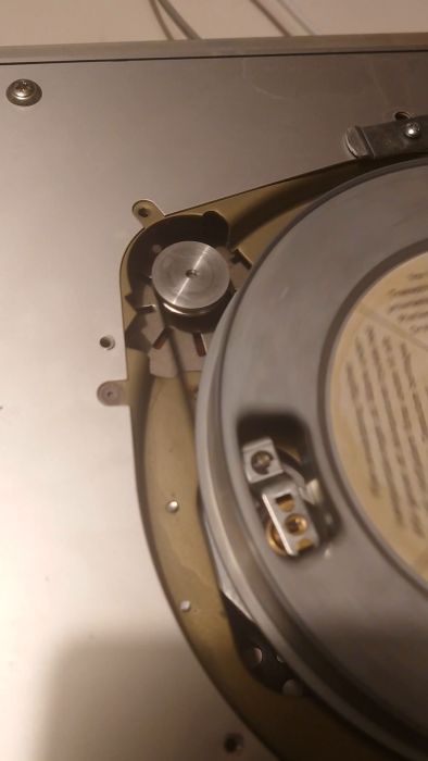 Utforska problemen med en skivspelare som går för långsamt trots korrekt remstorlek. Videon diskuterar justering av kugghjul och nåltryck, samt komponenter som pickup och bandspelare som påverkar prestandan.