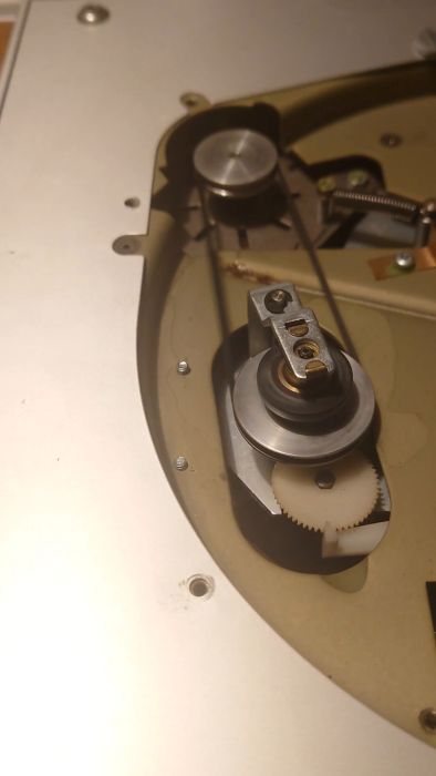 Upptäck hur en nyligen utbytt rem påverkar hastigheten och prestandan på en vinylspelare. Trots rätt storlek spelar spelaren långsamt, och problem med remmens placering och nåltryck kvarstår trots försök att åtgärda dem.