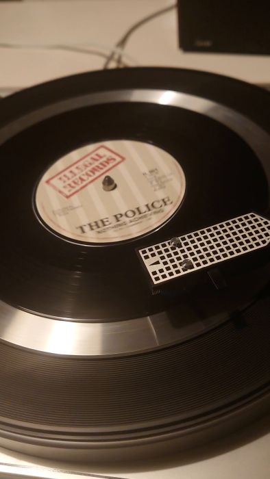 Utforska problem som uppstår efter ett rembyte på en skivspelare, inklusive hastighets- och uppspelningsproblem med en ny fyrkantig rem. Trots att remmen är av rätt storlek slirar den, vilket påverkar ljudkvaliteten och orsakar uppspelning i fel tempo.