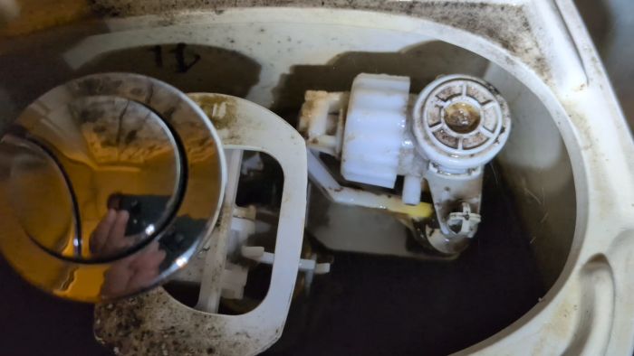 Se hur du åtgärdar en spoltank som fylls långsamt och vad du kan göra om ventilen är trög och svår att justera. Filmen visar också alternativet att byta ut hela enheten om den är separat från spolsystemet.