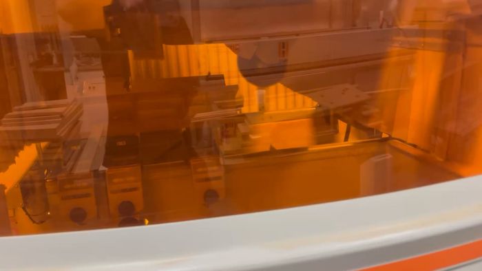 Upptäck tekniken för att såga en lucka med medmatning i massivt trä. Videon visar steg-för-steg hur man ritsar och kapar längs fiberriktningen för att uppnå bästa resultat vid byggandet av en bar. Perfekt för komplicerade snickeriprojekt.