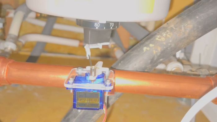 Se hur servohastigheten justeras med 'transistion_length' i ESPHome. Inställningen till 10 sekunder gör rörelsen smidigare och skonar plastkuggarna, baserat på användartips i forumet.