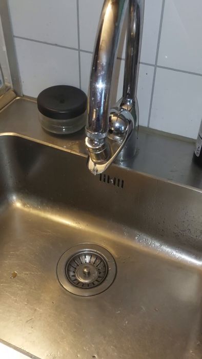 Bytt genomströmningsvärmare i stugan, men nu läcker kranen vid pipen. Två insatsbyten och rengöring har inte löst problemet. Ska jag byta hela kärnhuset? Letar råd för att fixa den envisa läckan.