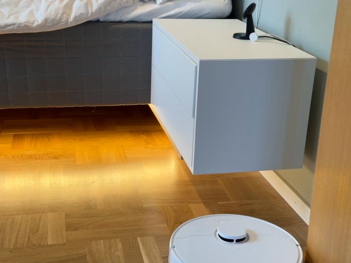 Se hur vi monterade ett svävande sängbord för att ge vår robotdammsugare fri passage. Vi skruvade fast sängbordet utan ben och använde ett hyllplan som en praktisk lösning. Perfekt för att optimera städningen i sonens rum!