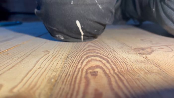 I denna video visas hållbarheten hos ett golv med brädor på cirka 22-23 mm. Se hur vikten fördelas över brädorna när jag står på knä och flyttar mina 83 kg mellan dem, med fokus på skillnader i golvkvalitet och brädornas struktur.