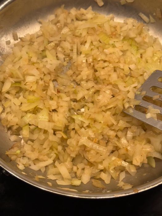 Utforska hur man steker lök perfekt till julköttbullar i denna video. Få tips och tricks för att förhöja smaken på dina köttbullar och skapa en välbalanserad rätt som passar perfekt till julfirandet.