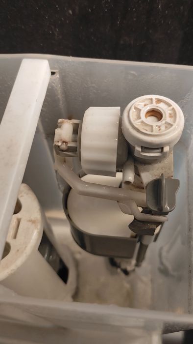 Utforska orsaken bakom en läckande toalettstol när vatten sprutar vid en rörlig del. Upptäck varför det droppar och ibland fräser, och få tips på möjliga lösningar för att förhindra att vatten rinner ut på golvet.