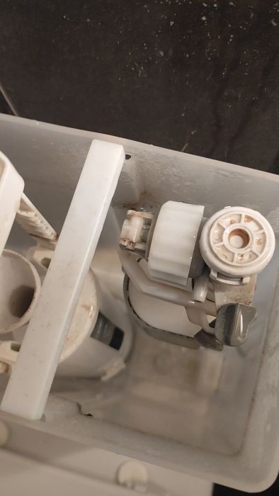 En video som visar en toalettstol med en läcka vid en rörlig komponent inuti tanken. Ibland droppar det, men det kan även spruta vatten åt alla håll. Filmen söker råd om vad felet kan vara och hur det kan åtgärdas.