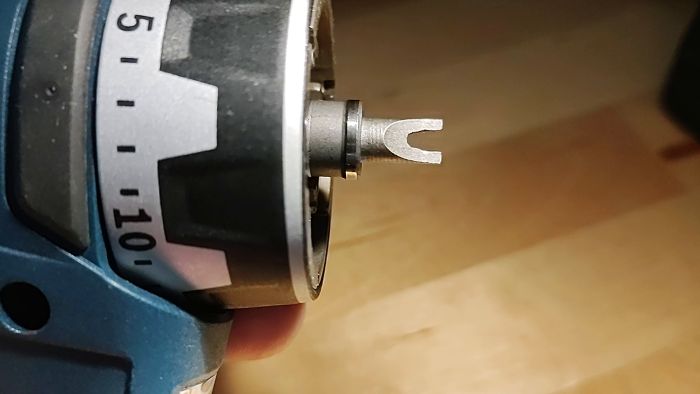 Se skillnaderna mellan Bosch GSR12V-35FC och Parkside Performance PBSPA12E4 borstlösa borrmaskiner. Videon visar hur långsamt de kan köras och förklarar motorers momentbegränsning. Bosch erbjuder mer vinkeljustering, men undvik att använda maskin för spårskruvar.