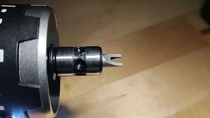 En jämförelsevideo av två borstlösa borrmaskiner: Bosch GSR12V-35FC och Parkside Performance PBSPA12E4. Se hur långsamt de kan köras och upptäck skillnaderna i momentbegränsare och vinkling. Perfekt för dig som är på jakt efter den bästa borrmaskinen.