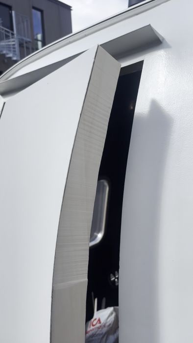 Utforska steg för steg hur modifieringar av en dörrkarm genomfördes för att möjliggöra stängning. Genom att såga och justera materialet skapades en twist för bättre passform. Se arbetet med att anpassa gångjärn och låsmekanismer för en fungerande dörrstängning.