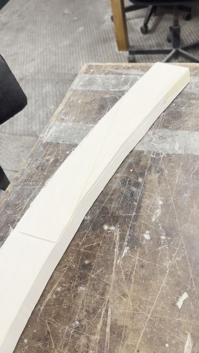 I denna video visas steg för steg processen att modifiera en dörrkarm för att lösa problem med dörrens passform. Genom noggrant justerande och kreativa lösningar skapas en twist för att få dörren att stänga korrekt.