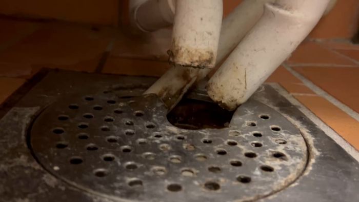 En video som visar en gaspanna från Valliant där vatten droppar från avrinningsröret. Trots motionering av expansionskärlen ökar rinneriet. Diskutera om det är normalt eller om VVS-hjälp behövs.