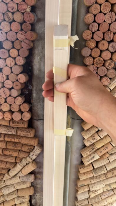 Se processen av hur ett dörrhandtag utformas och tillverkas. Från fräsning och slipning av ramens kurvor till formgivning och limning av handtaget för att ge en perfekt passform. En kreativ lösning för en komplex dörrkonstruktion.