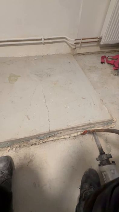 Se när jag bilade bort plattan där den gamla pannan stod. Den dolde en överraskning efter att tidigare ha varit en del av en garderobshörna i vårt hem.