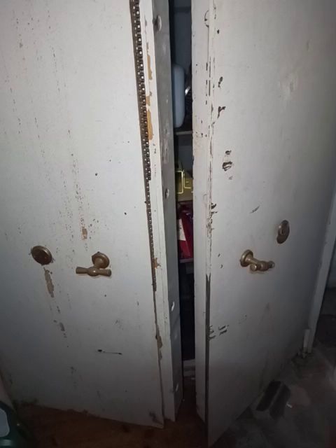 Upptäck hur säker förvaring av nattvardsvin kan se ut. Denna video utforskar de noggranna åtgärder som vidtas för att skydda dessa föremål, utan att ta några genvägar.