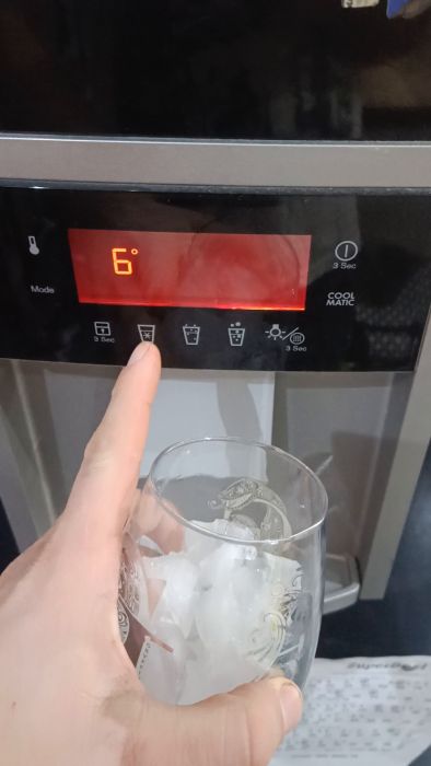 Efter fem månaders stillestånd började maskinen plötsligt fungera. Videon visar hur den låter när du tar bubbelvatten. Kan ljudet avslöja vad som är fel? Är difftryckventilen problemet? Diskussionen fortsätter om möjliga orsaker och lösningar.